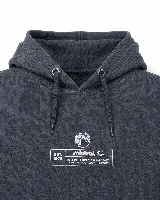 Buzo con capucha y bolsillo canguro, de corte oversize con hombros caídos. Presenta un diseño gráfico en la espalda con motivos lunares y texto conmemorativo de la misión Apolo 11, junto con firmas impresas. Posee puños y cintura acanalados.
