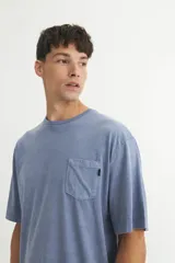 Remera azul de algodón con bolsillo en el pecho y corte holgado.