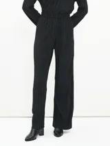 Pantalón de vestir color borgoña, de corte palazzo y tela plisada.