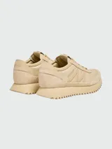Zapatillas Moncler modelo Pacey 2, confeccionadas en una combinación de nobuk y tejido técnico en color beige. Presentan un diseño con suela dentada, cierre de cordones y el logo de la marca bordado en el lateral.