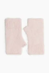 Mitones de punto fino color rosado, con abertura para el pulgar y ribete acanalado en los puños.