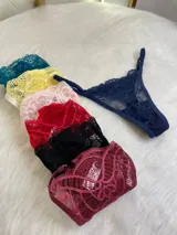 Pack de tres microtangas de encaje con diseño floral, laterales regulables y terminaciones delicadas.