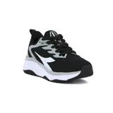 Championes deportivos Diadora modelo Delta para mujer, color negro con detalles en gris y blanco. Presentan una suela gruesa y blanca, y un diseño con superposiciones sintéticas y malla transpirable.