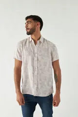 Camisa celeste estampada de manga corta con fit slim, cartera abotonada y logo bordado.