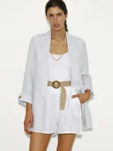 Saco de lino color celeste con bolsillos frontales.