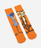 Par de medias de caña larga color naranja con estampado de los personajes El Coyote y el Correcaminos.