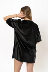 Vestido corto negro de terciopelo, corte recto y mangas cortas.