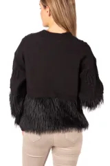 Sweater negro de punto con diseño de texturas en relieve en la parte superior y detalle de piel sintética en el ruedo y en las mangas.