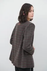 Blazer de paño con estampado de cuadros en tonos marrones, con solapas clásicas, hombreras, cierre frontal con un botón y botones decorativos en los puños.