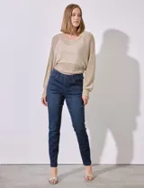 Jean skinny de tiro medio, confeccionado en denim elastizado. Presenta un corte ajustado desde la cadera hasta el tobillo, con diseño clásico de cinco bolsillos funcionales y costuras reforzadas a tono.