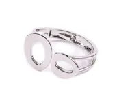 Pulsera rígida plateada con cierre de bisagra y dos apliques circulares calados de diferente tamaño.