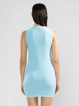 Minivestido ajustado de tejido de punto color rosa, sin mangas y cuello redondo.