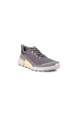 Championes Ecco Biom 21 X Country, color gris con detalles en beige y suela blanca.