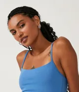 Vestido corto color rosado, de escote recto, con breteles finos y confeccionado en algodón con elastano.