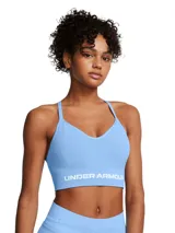Top deportivo de bajo impacto Under Armour, color celeste, con diseño sin costuras, escote en V y banda elástica inferior con el logo de la marca estampado en blanco. Presenta tirantes finos ajustables con diseño de espalda cruzada.