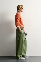 Jersey relaxed fit de punto tejido en hilatura de algodón con cuello redondo, manga larga y efecto lavado. Presenta un pequeño bordado en el delantero y acabados en rib. Colección especial Fruit of the Loom x Zara.