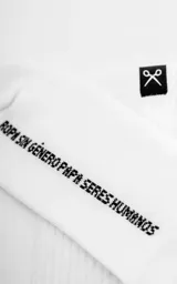 Pack de dos pares de medias de algodón con tejido acanalado, una en color blanco y otra en color negro. Presentan una etiqueta pequeña con el logo de tijeras en el borde superior.