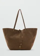 Bolso tipo shopper de gran tamaño confeccionado en piel bovina color verde oliva, con diseño minimalista, doble asa de hombro y cierre mediante cordón ajustable.