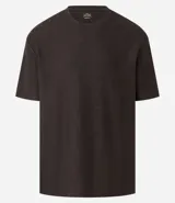 Remera color crema, de corte holgado, con cuello redondo y mangas cortas.