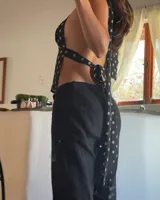 Top negro con lunares blancos, escote halter y lazo al cuello.