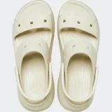 Sandalias tipo plataforma Crocs con diseño de dos correas y tira trasera ajustable. Presentan una suela gruesa con relieve texturizado y detalles en color azul contrastante sobre una base de color lila.