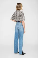 Remera de corte boxy y estilo oversized, confeccionada en jersey de algodón ligero con estampado animal print tipo serpiente en tonos neutros.