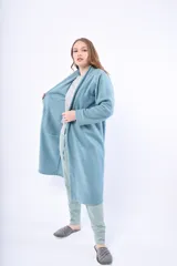 Bata azul marino de toalla con cuello esmoquin, lazo para ajustar en la cintura y bolsillos laterales.