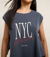Remera deportiva de algodón con efecto desteñido, cuello redondo, manga corta sin sisa y estampado NYC Athletic.