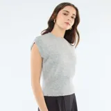 Chaleco de punto cálido color gris melange, con cuello redondo y diseño sin mangas.