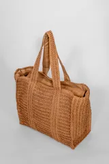 Cartera tipo shoulder bag de tejido trenzado en color marrón, con doble asa de hombro y forro interior a tono.