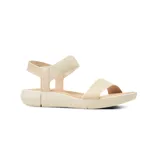 Sandalia casual Korium Confort modelo Agata, color beige, con tira frontal trenzada y tira trasera elástica.
