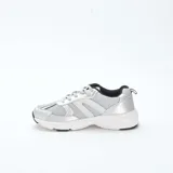 Zapatillas de running color gris metalizado con paneles de malla transpirable, cordones al tono y suela blanca con detalles en negro.