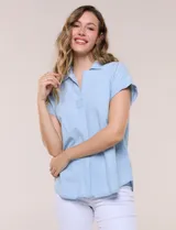 Blusa de algodón y viscosa, marca Dash, color celeste con efecto denim. Presenta cuello con solapa, escote en V y mangas cortas con vuelta.