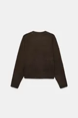 Jersey de punto de tacto suave, color azul eléctrico, con cuello redondo y manga larga. Presenta acabados en rib en cuello, puños y ruedo.