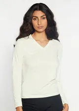 Camiseta de manga larga color crema, con escote en V.