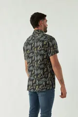 Camisa celeste estampada de manga corta con fit slim, cartera abotonada y logo bordado.
