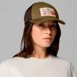 Gorra tipo trucker de Columbia, edición especial Star Wars, en color verde oliva con paneles traseros de malla marrón. Presenta un parche frontal con la insignia de la Alianza Rebelde y coordenadas, y una etiqueta lateral con el logo de la marca.