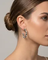 Aros tipo argolla de acero con diseño ondulado y acabado brillante.