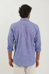 Camisa de manga larga color gris claro con textura, cuello abotonado y bolsillo en el pecho.