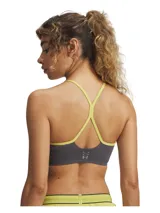 Top deportivo de bajo impacto con diseño de espalda cruzada, confeccionado en tejido elástico con perforaciones para mayor transpirabilidad. Presenta un diseño bicolor en gris con ribetes en color amarillo neón.