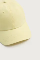 Gorra de seis paneles confeccionada en tejido de algodón con efecto suavemente lavado y visera curva, cuenta con ajuste en la parte posterior.