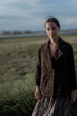 Chaqueta corta con diseño de estampado cuadrillé en tonos chocolate y rosa, con cuello camisero y cierre frontal de botones.