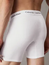Pack de tres bóxers Calvin Klein de corte brief, color blanco, con cintura elástica distintiva de la marca en blanco y negro. Confeccionados en mezcla de algodón y elastano.