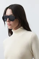 Polera de manga larga y cuello alto, confeccionada en tejido de punto fino, con un ajuste ceñido al cuerpo.