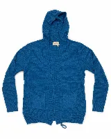 Saco abierto de tejido con textura a cuadros, color azul, con capucha, mangas largas y dos bolsillos frontales. Posee un cordón interno en la cintura para ajustar el calce.