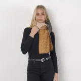 Bufanda rectangular de acrílico color negro, beige y gris.