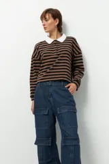 Pantalón cargo ancho de tiro bajo, color azul denim, con múltiples bolsillos.