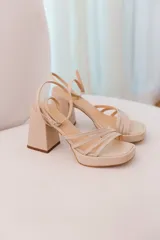 Sandalias de tacón color crema con tiras finas y plataforma delantera.