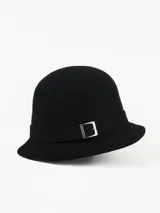Sombrero de paño de lana impermeable con diseño clásico y cinta decorativa con hebilla metálica plateada.