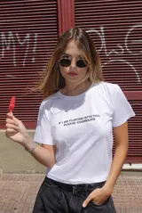 Remera blanca de algodón con cuello redondo y manga corta, con texto estampado en negro en el pecho que dice "If I am flirting with you, please cooperate".